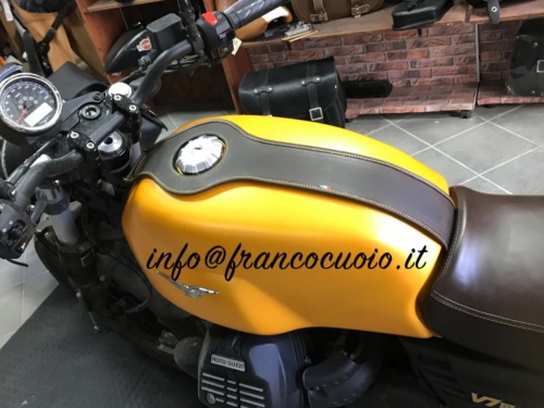 Guzzi V7 3 Stone - Fascia Serbatoio - TM cuciture gialle - immagine 2