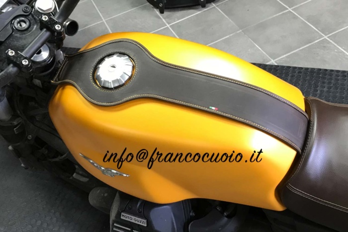 Guzzi V7 3 Stone - Fascia Serbatoio - TM cuciture gialle