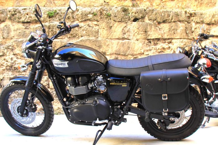 Vintage Bag per Triumph Street Scrambler 900 - nera  fissaggio con cinghie su supporto originale