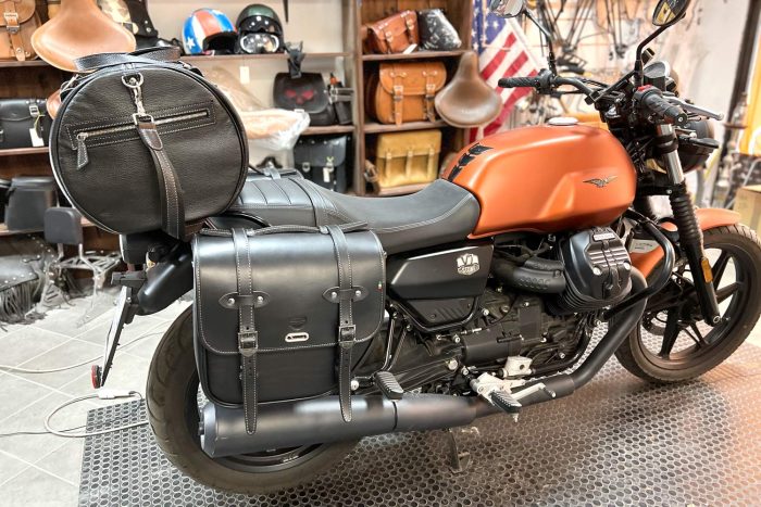 Borsa laterale per Guzzi V7 Stone 850 - R9T Bag Destra Estendibile - Nera cucitura bianca con telaio B&B e sgancio rapido Clickfix