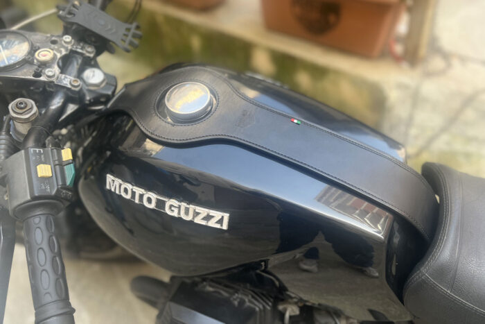 Guzzi V850 TT- Fascia serbatoio - Nero cucitura nera