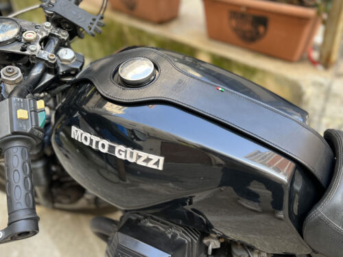 Guzzi V850 TT- Fascia serbatoio - Nero cucitura nera - immagine 4