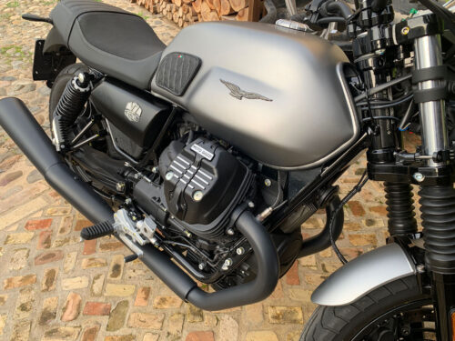 Paraginocchia  Serbatoio Guzzi V7 Stone - Pelle Nera cucitura grigia - Coppia - immagine 4