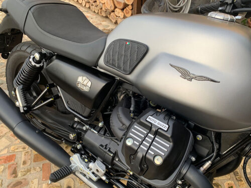 Paraginocchia  Serbatoio Guzzi V7 Stone - Pelle Nera cucitura grigia - Coppia - immagine 2