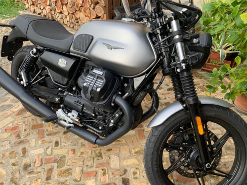 Paraginocchia  Serbatoio Guzzi V7 Stone - Pelle Nera cucitura grigia - Coppia - immagine 3