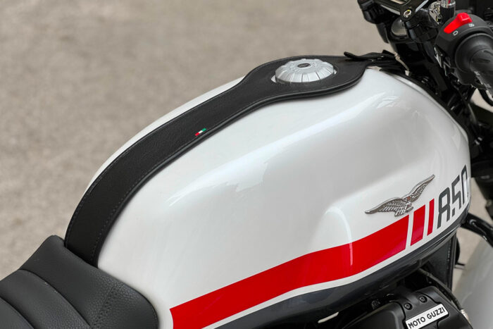 Fascia serbatoio - Guzzi V7 Stone Stone Special -  Nero cuciture nere con fibbia